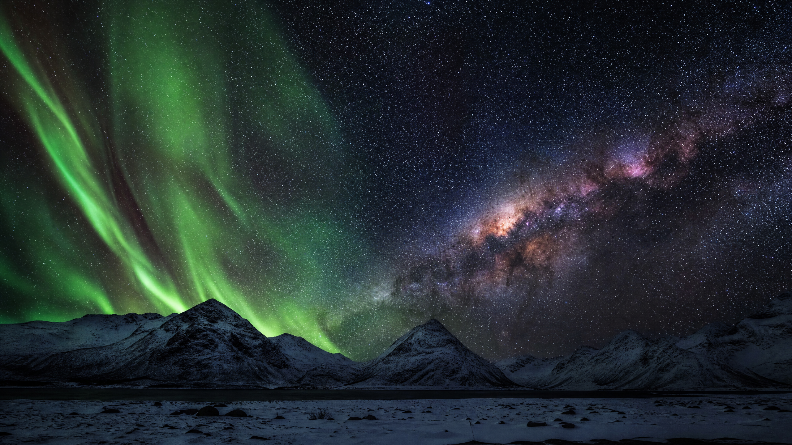 极光与银河同框的壮美星空